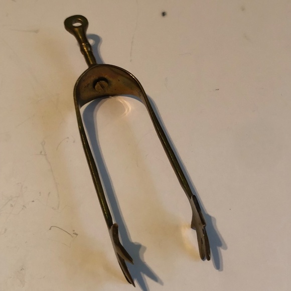 Vintage brass claw foot tongs for serving ice cubes or sugar cubes - Picture 7 of 7